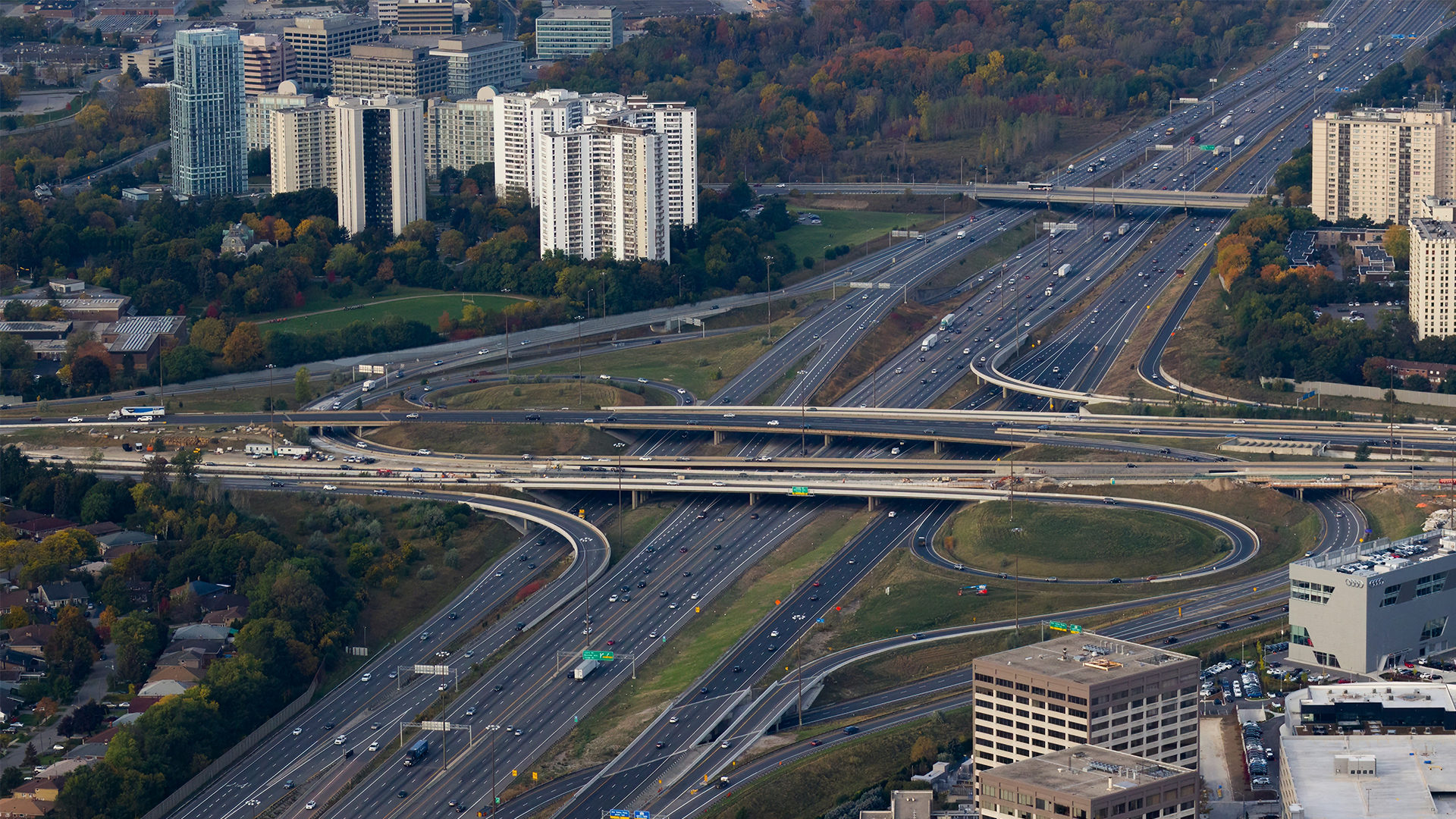 L’autoroute 401 à Toronto, entourée d’appartements, de bâtiments industriels et de maisons unifamiliales.