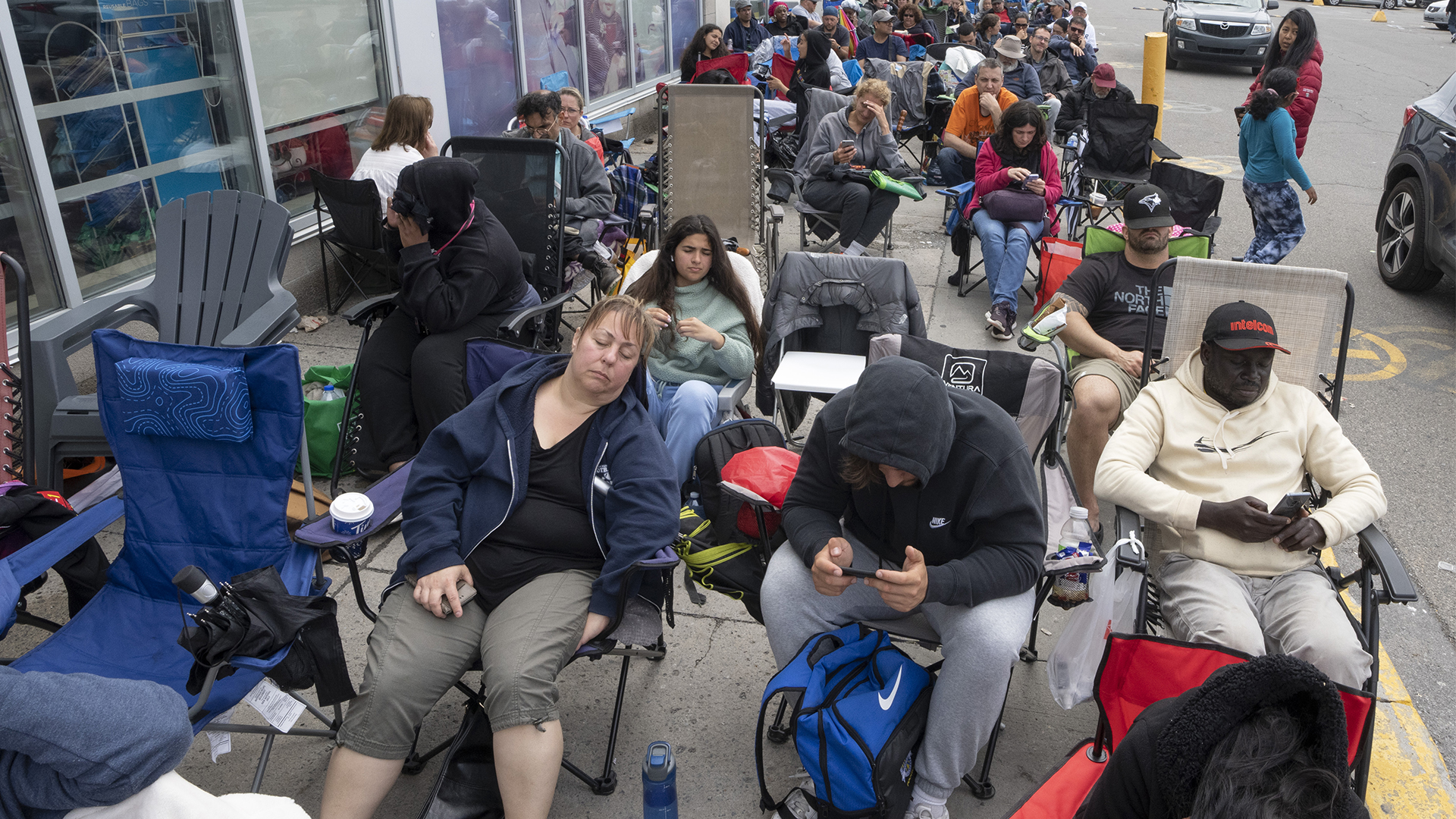 Une file d'attente devant un bureau des passeports montréalais le 22 juin dernier.