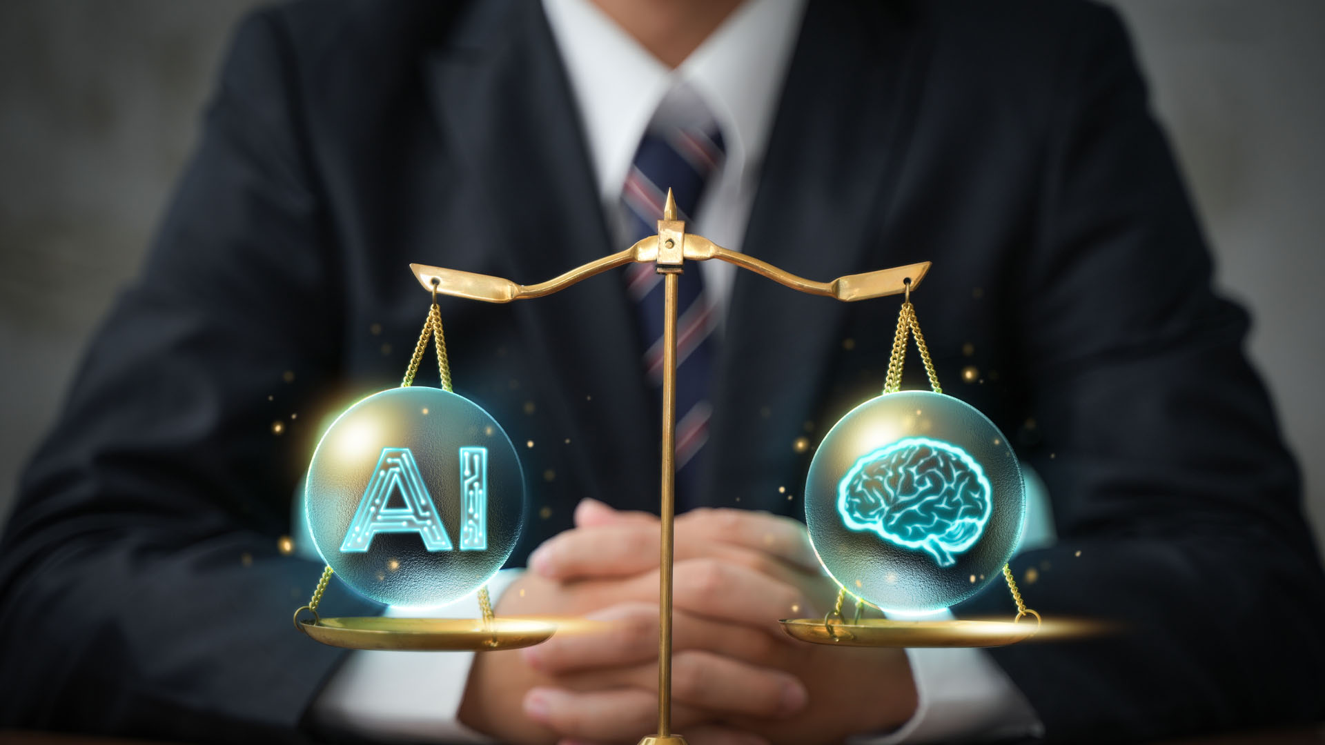 Une personne est assise à un bureau. Devant elle se trouve une balance dorée. D’un côté, on y voit un hologramme des lettres AI, pour « artificial intelligence ». De l’autre, l’hologramme d’un cerveau.