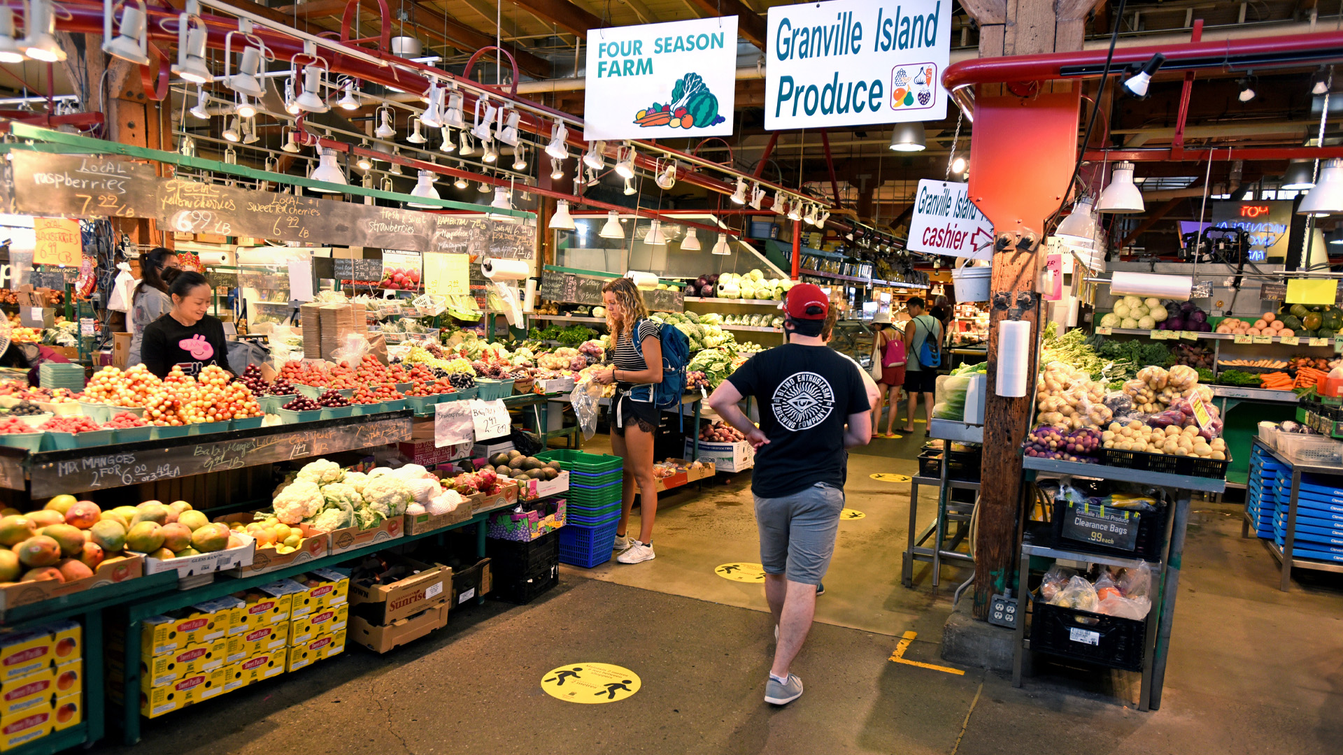 Des gens fréquentent le marché public de Granville Island à Vancouver, en Colombie-Britannique, le 25 août 2020.