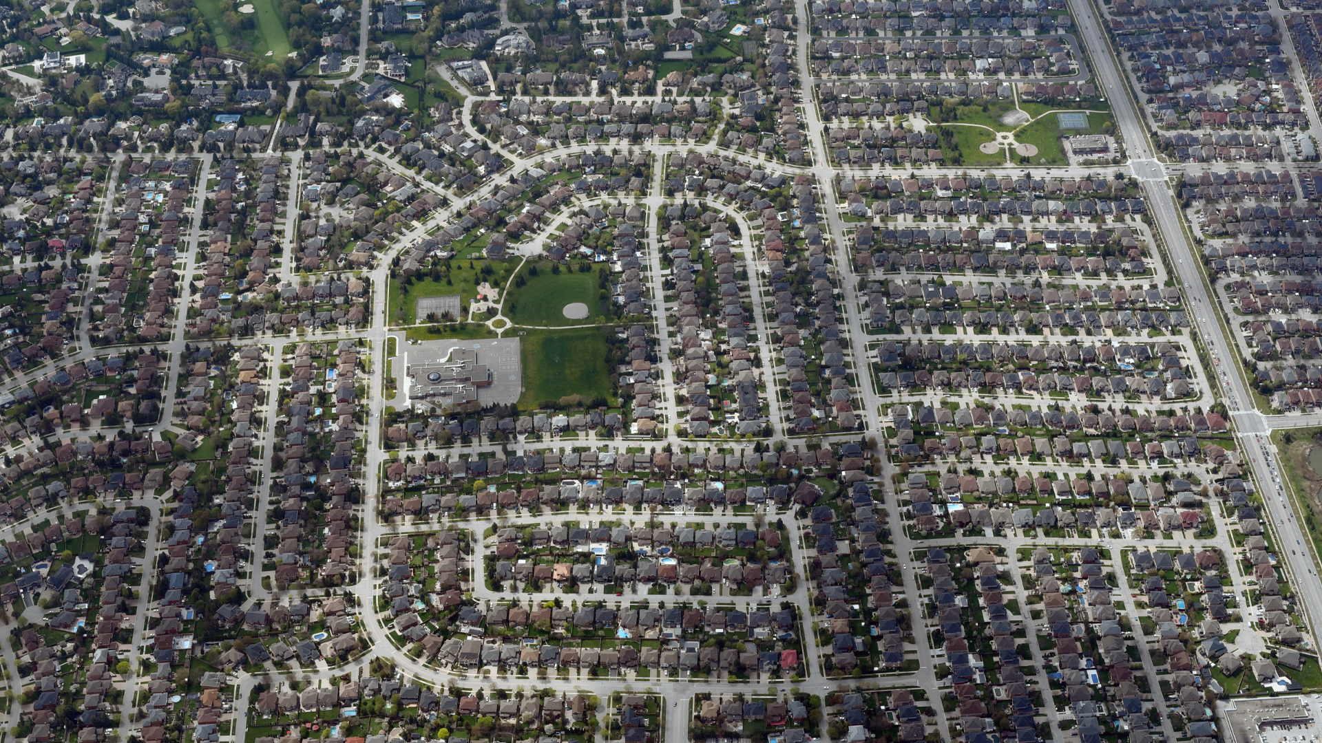 Les maisons individuelles s'entassent les unes à côté des autres dans un labyrinthe de rues bordées d'arbres et parsemées de quelques parcs et d'un centre commercial.