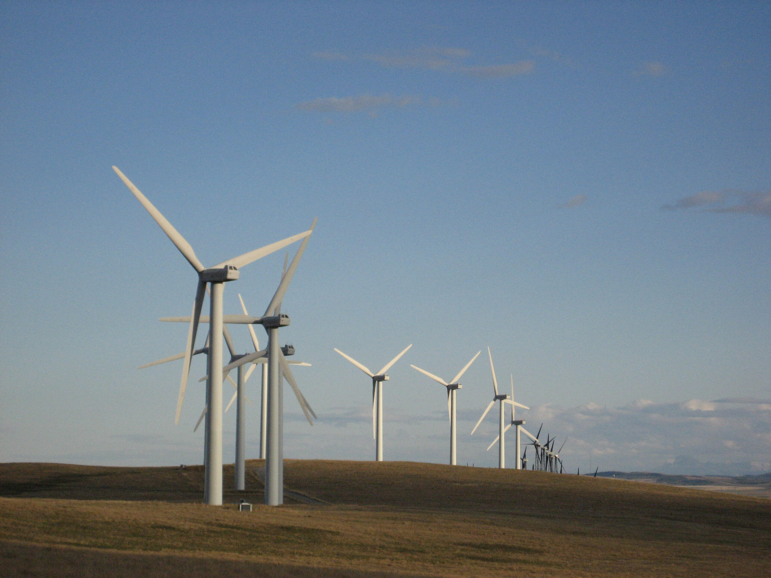 Wind turbines near Cowley in southern Alberta, Canada. © Patricia Buckley / WWF-Canada