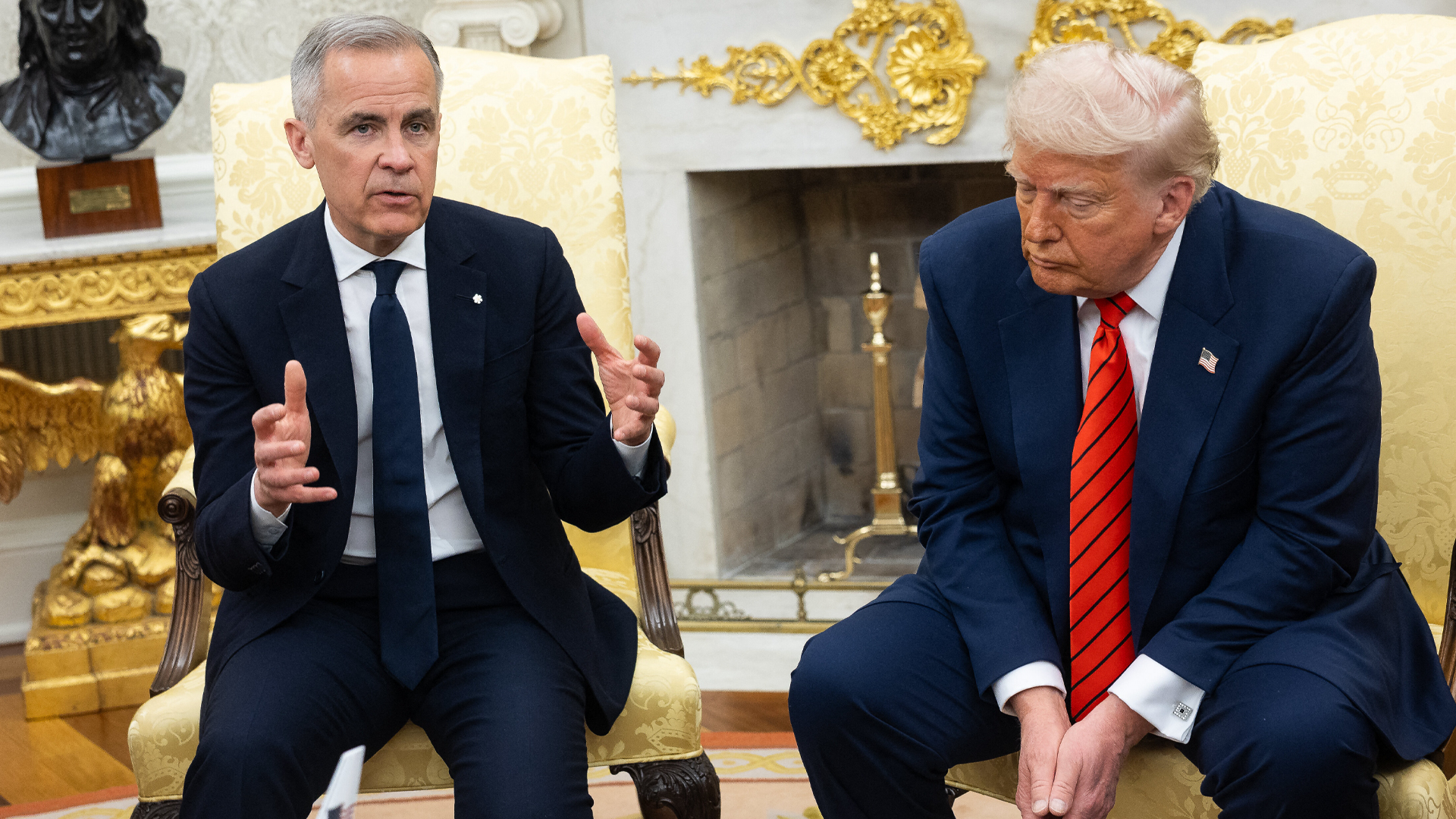 Carney discute en gesticulant lors d’une rencontre avec le président américain, assis, penché vers l’avant et l’air songeur. Une cheminée décorée et un buste de Benjamin Franklin apparaissent en arrière-plan.